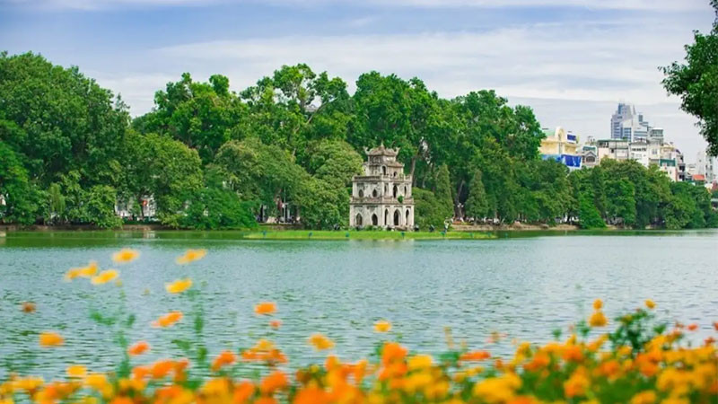 Toàn cảnh Hồ Gươm xanh biếc nhìn từ trên cao, trung tâm Hà Nội