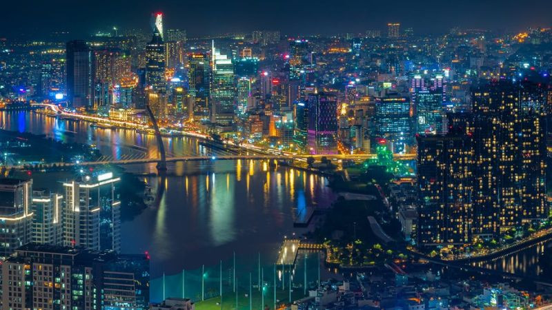 Toàn cảnh khu trung tâm TP.HCM nhìn từ Cầu Ba Son vào buổi tối