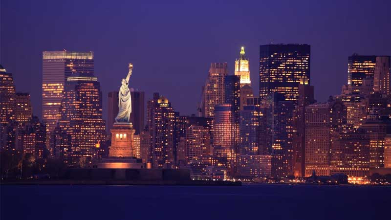 Toàn cảnh khu vực Manhattan, New York về đêm nhìn từ xa