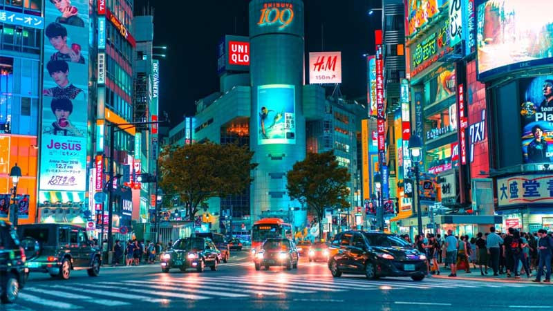 Toàn cảnh khu vực Shinjuku, Tokyo vào buổi tối với các tòa nhà cao tầng rực sáng