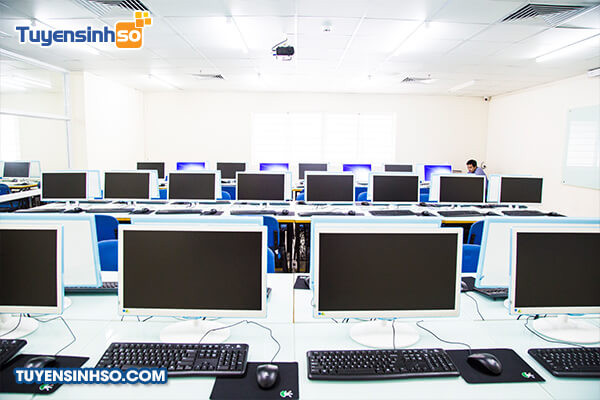 Toàn cảnh một góc khuôn viên Trường Đại học Kinh tế - Tài chính TP.HCM (UEF) với kiến trúc đặc trưng