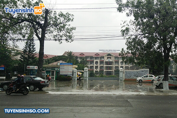 Toàn cảnh một góc khuôn viên xanh mát của trường Cao đẳng Bình Định