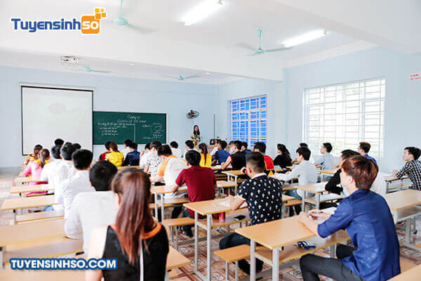 Toàn cảnh một phần khuôn viên Đại học Công nghệ Giao thông Vận tải Thái Nguyên với các tòa nhà và không gian thoáng đãng