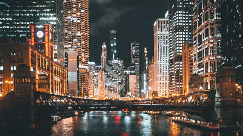 Toàn cảnh một thành phố biển về đêm nhìn từ trên cao, rực rỡ ánh đèn chất lượng HD