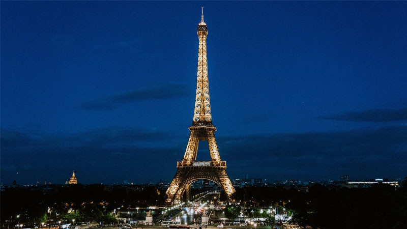 Toàn cảnh Paris về đêm nhìn từ đồi Montmartre, với nhà thờ Sacré-Cœur