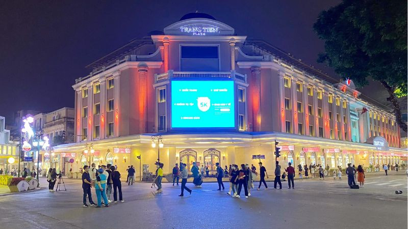 Toàn cảnh phố đi bộ Hồ Gươm lung linh ánh đèn về đêm