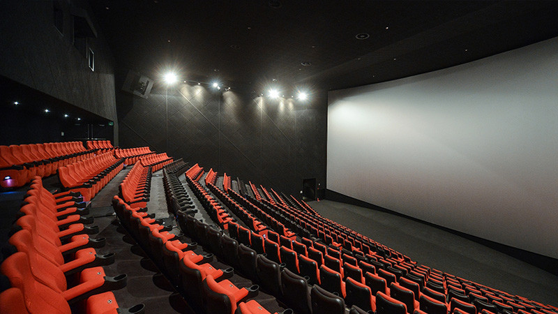 IMAX Là Gì? Khám Phá Công Nghệ Điện Ảnh Tuyệt Vời Mang Đến Trải Nghiệm Đắm Chìm Toàn cảnh phòng chiếu IMAX với màn hình cong khổng lồ và ghế ngồi