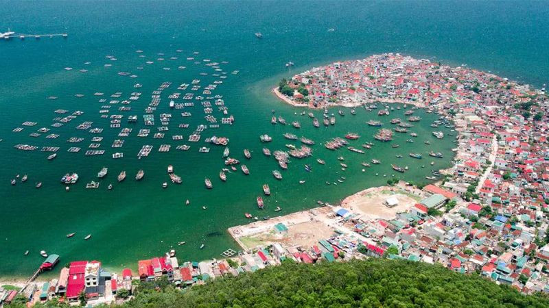 Toàn cảnh thành phố và bờ biển nhìn từ xa, chiêm ngưỡng vẻ đẹp đôi trong ảnh biển đẹp