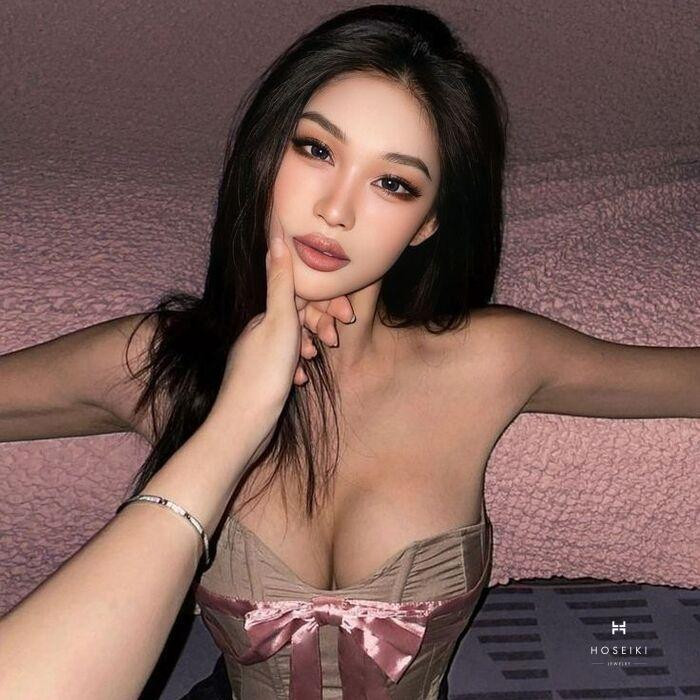 Toàn thân cô gái với đường cong rõ nét, thể hiện vẻ đẹp hình thể cân đối