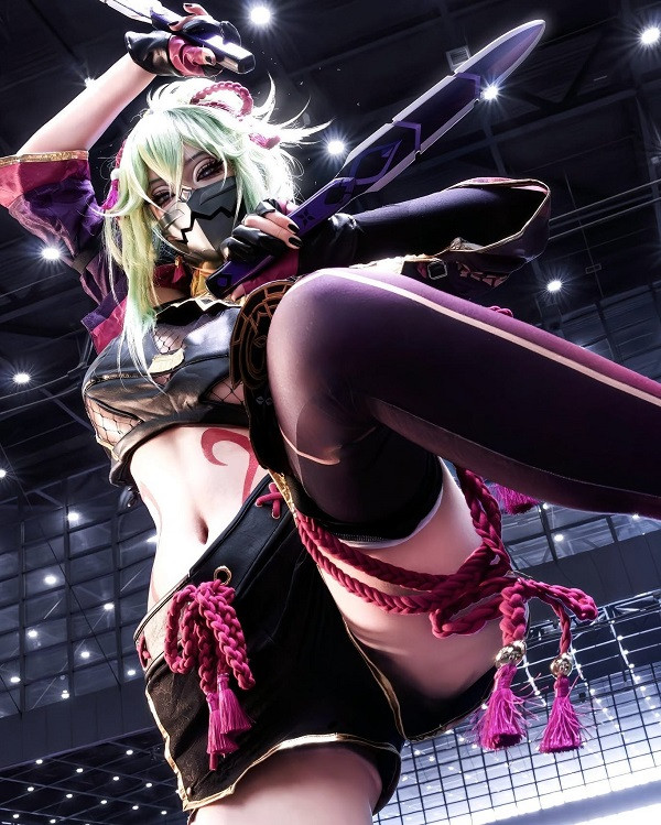 Tóc bay nhẹ theo gió của cosplayer Kuki Shinobu