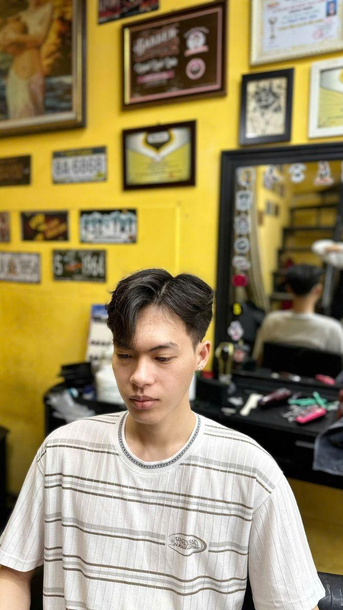 Tóc chia ngôi tỷ lệ 7/3 giúp gương mặt nổi bật