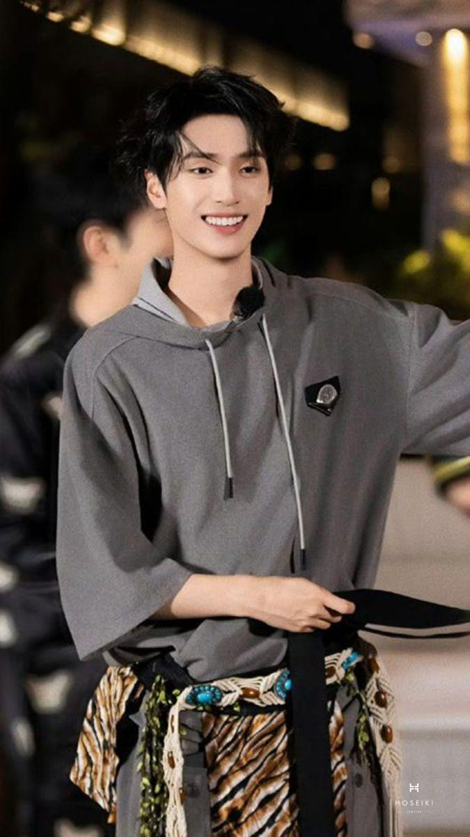 Tóc chia tỉ lệ vàng 7/3 hợp mọi phong cách thời trang