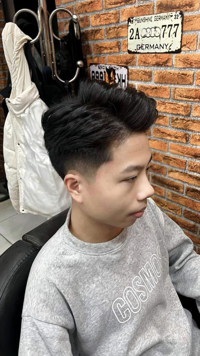 Tóc rẽ ngôi 7/3 nhẹ nhàng khi gió bay