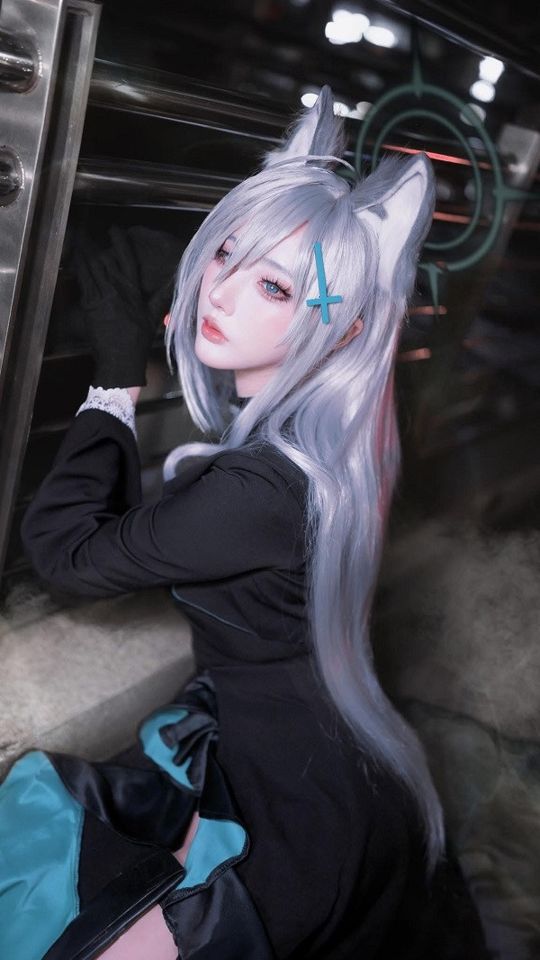 Tóc xám bồng bềnh và đôi tai cáo đặc trưng của Shiroko được tái hiện hoàn hảo