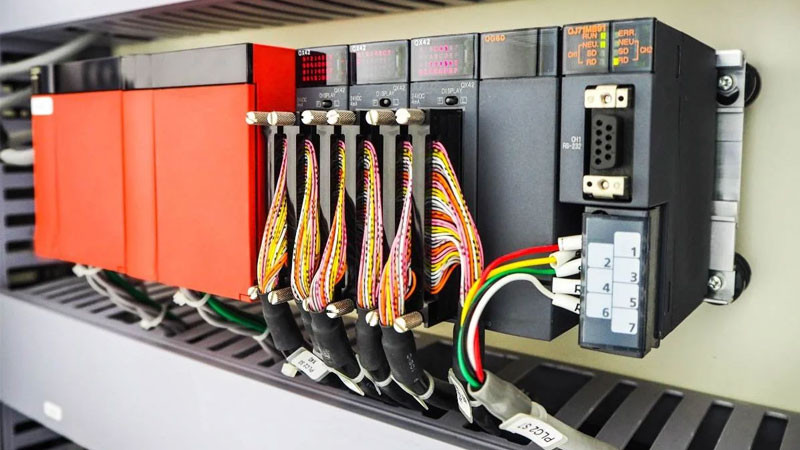Tổng quan các thành phần cấu thành hệ thống điều khiển công nghiệp hiện đại, bao gồm PLC, cho thấy chi phí đầu tư ban đầu