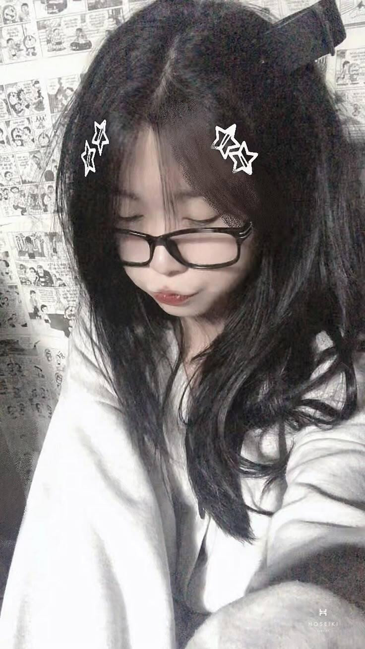 Tổng thể dáng ngồi nhẹ nhàng, toát lên vẻ dễ thương của bức ảnh gái cute