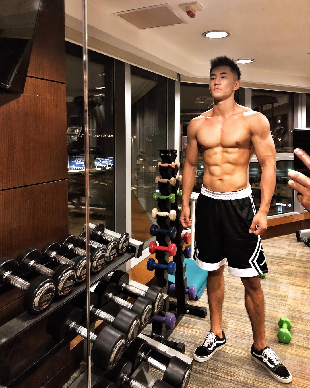Trai 6 múi đang tập luyện trong không gian phòng gym