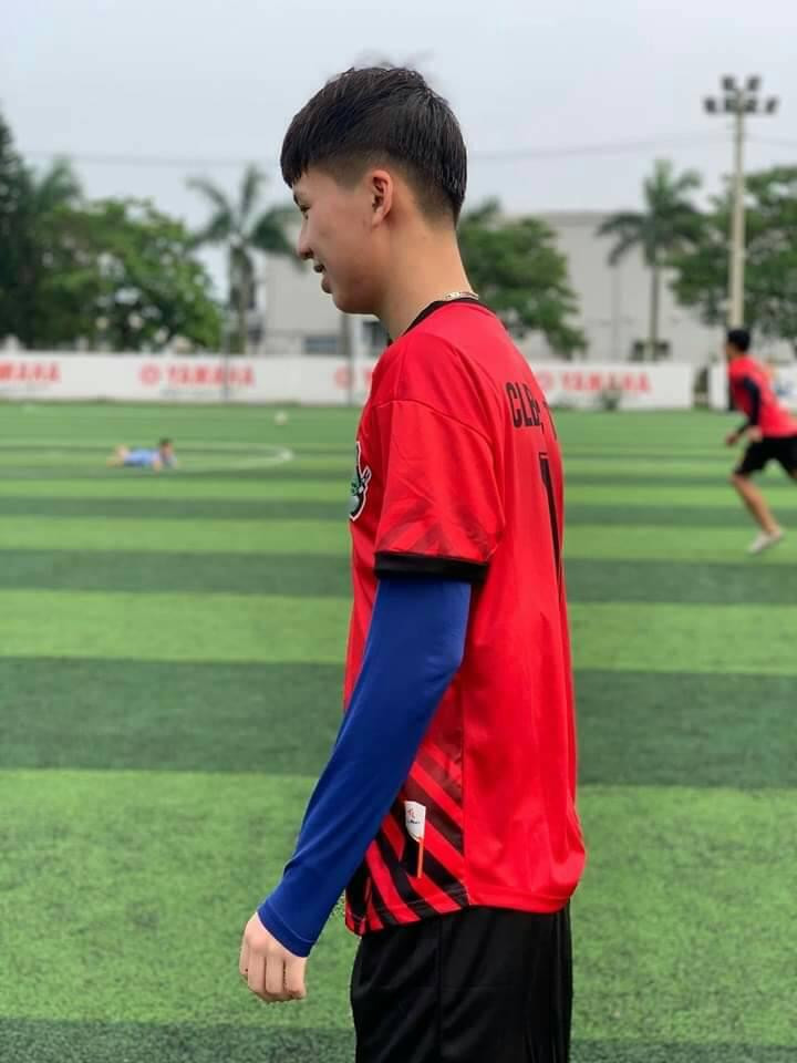 Trai đá bóng với phong cách năng động che mặt