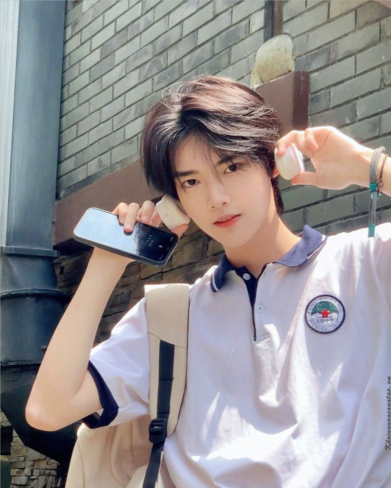 Trai đẹp dễ thương đeo tai nghe với kiểu tóc phổ biến