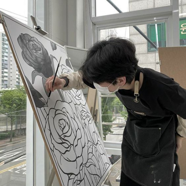 Trai đẹp đeo khẩu trang khi đang vẽ tranh