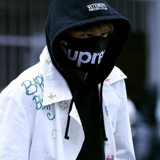 Trai đẹp đeo khẩu trang thể hiện cá tính riêng