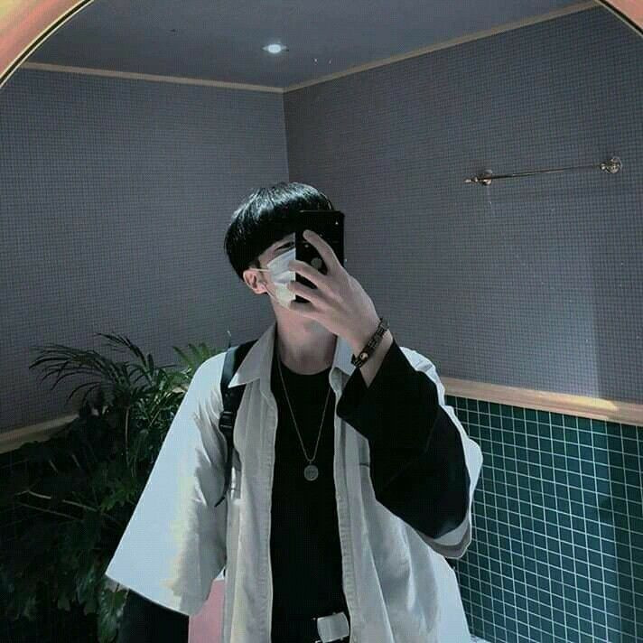 Trai đẹp đeo khẩu trang trắng tự chụp ảnh trước gương