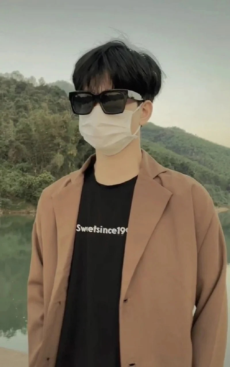 Trai đẹp đeo khẩu trang với ánh mắt lạnh lùng