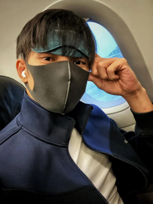 Trai đẹp đeo khẩu trang với ánh mắt suy tư