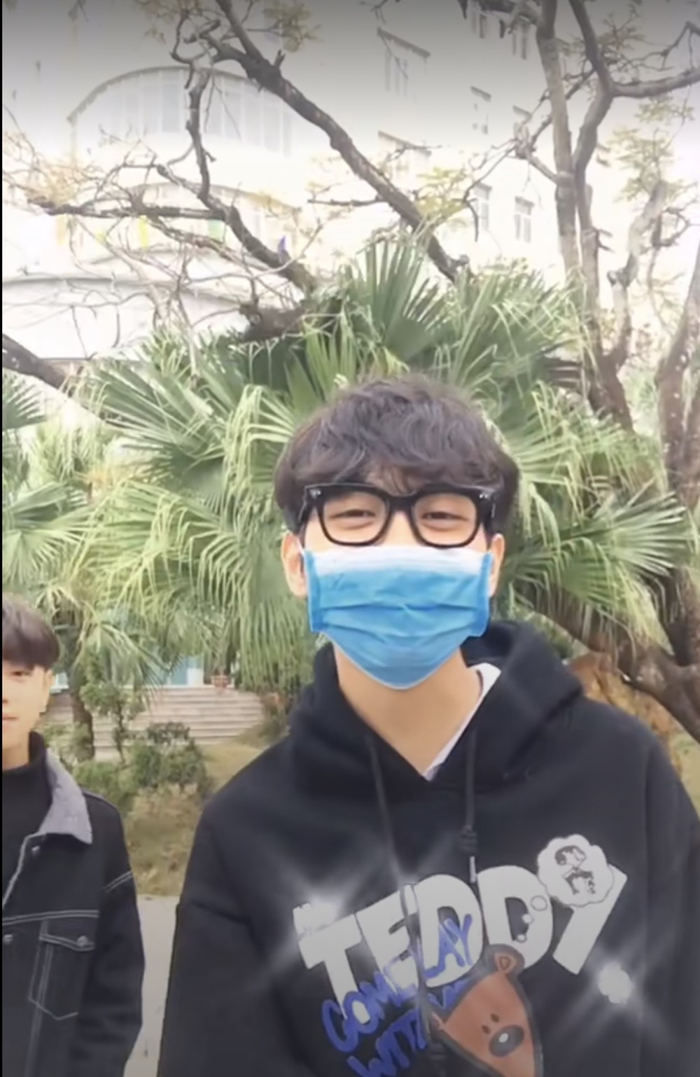 Trai đẹp đeo khẩu trang với biểu cảm dễ thương (cute)