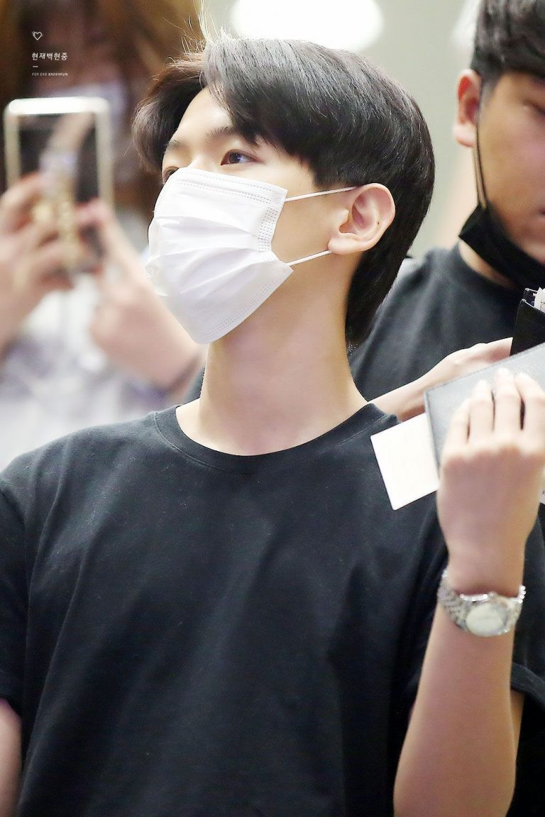 Trai đẹp đeo khẩu trang với kiểu tóc đầu nấm