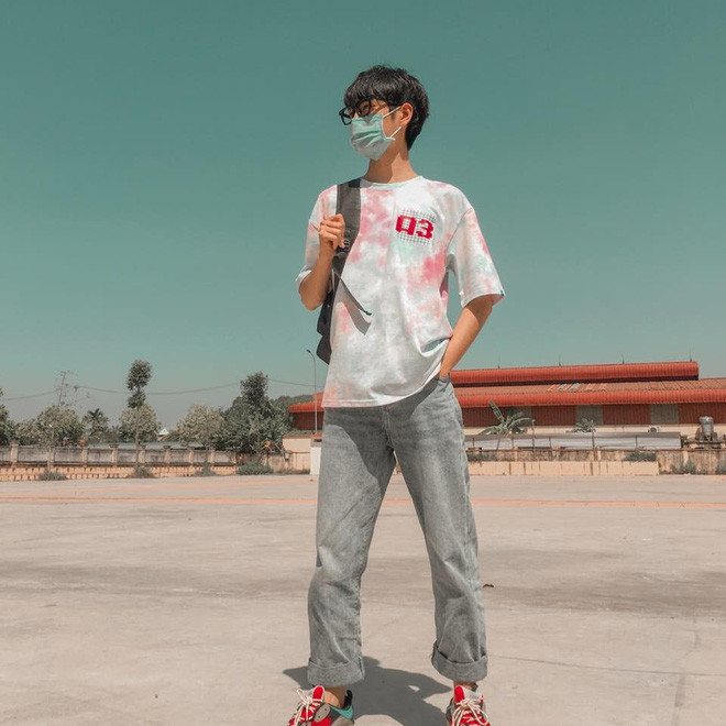 Trai đẹp đeo khẩu trang với vẻ ngoài trẻ trung, năng động