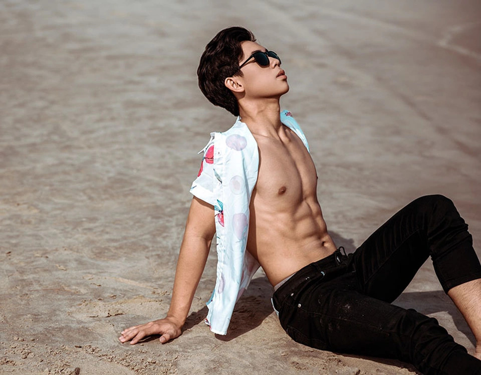 Trai đẹp đeo kính khoe body săn chắc trên bãi biển