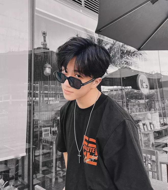 Trai đẹp đeo kính năng động, phong cách street style