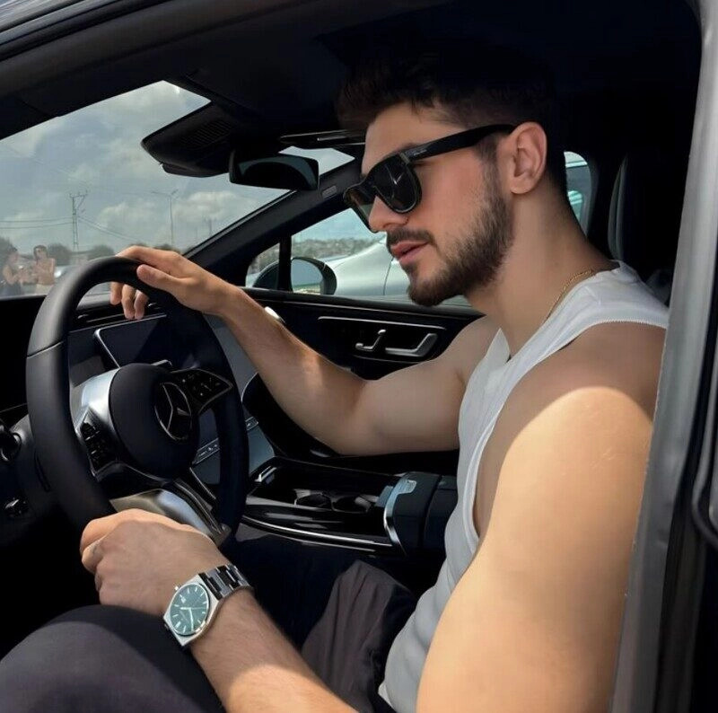 Trai đẹp đeo kính râm đen lái xe với thần thái cuốn hút