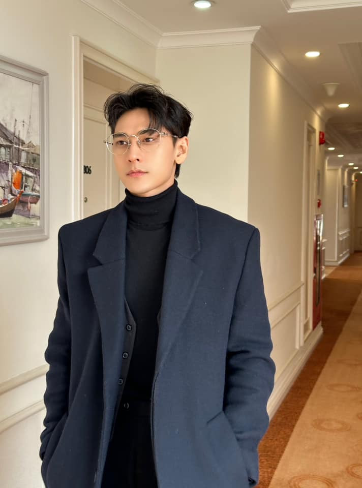 Trai đẹp đeo kính trắng gọng kim loại thể hiện khí chất tổng tài lịch lãm