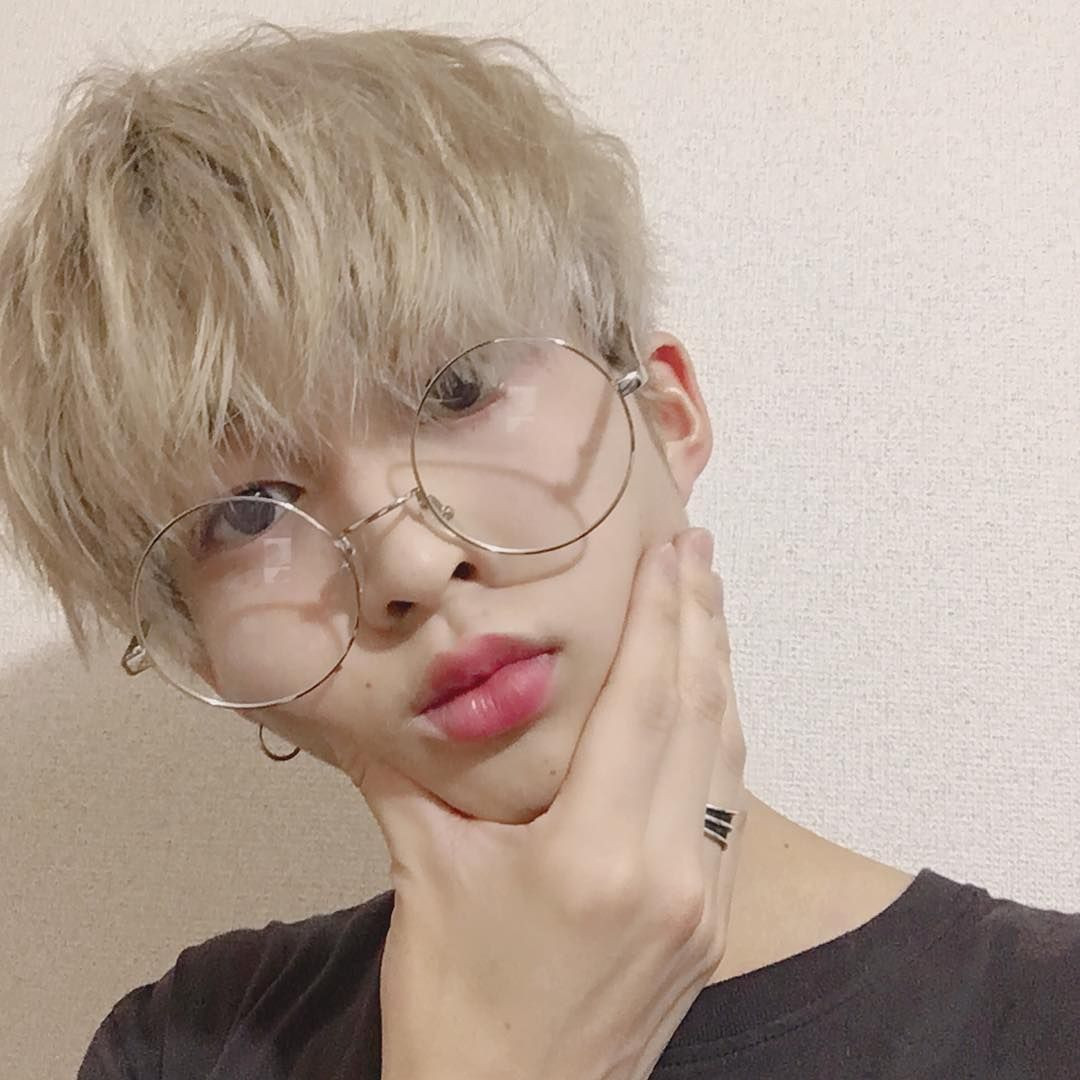 Trai đẹp đeo kính tròn nghiêng đầu đáng yêu