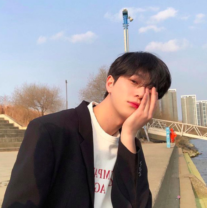 Trai đẹp Hàn Quốc che mặt đầy đáng yêu và lãng mạn