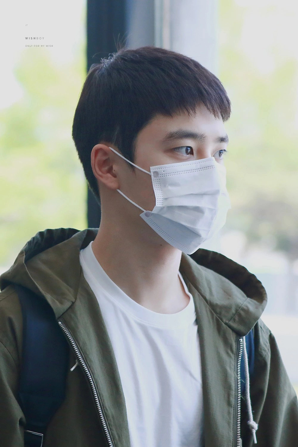 Trai đẹp Hàn Quốc đeo khẩu trang trắng đầy cuốn hút