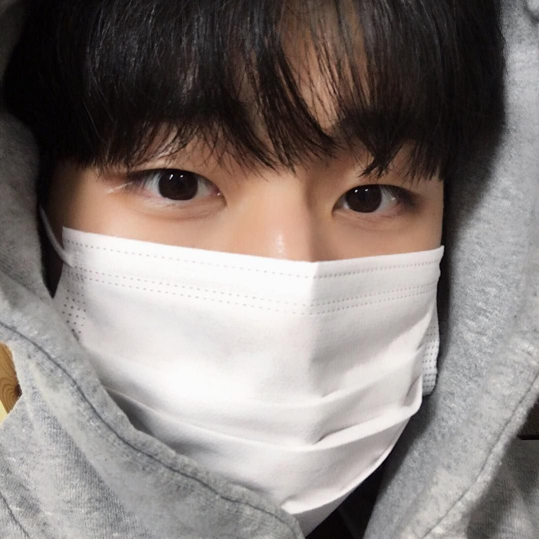 Trai đẹp Hàn Quốc đeo khẩu trang với vẻ ngoài đáng yêu