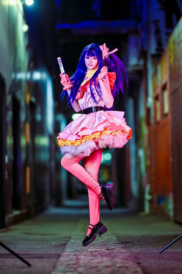 Trang phục biểu diễn lấp lánh cùng phụ kiện tóc ngôi sao