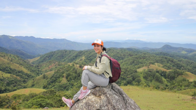 Trang phục và giày chuyên dụng phù hợp cho hoạt động đi bộ đường dài trekking