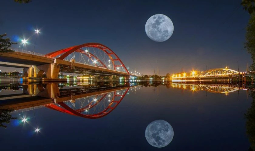 Trăng sáng soi bóng trên mặt nước sông tĩnh lặng đêm Trung Thu