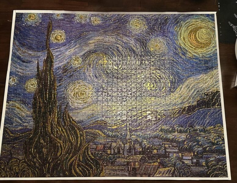 Bức tranh "Đêm Đầy Sao" của Van Gogh, bầu trời đêm xoáy và cây bách đen