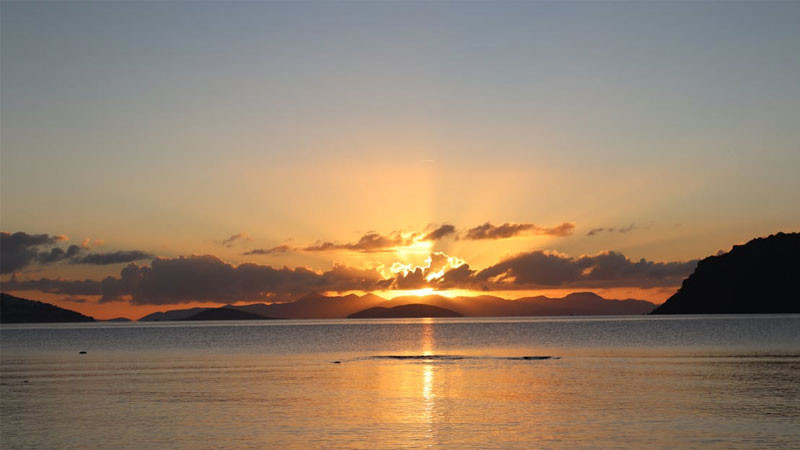 Tranh vẽ bình minh với phong cảnh đơn giản