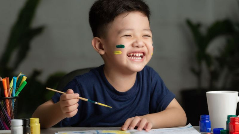 Tranh vẽ hình ảnh con vật với chi tiết mắt, mũi, miệng thể hiện sự sáng tạo