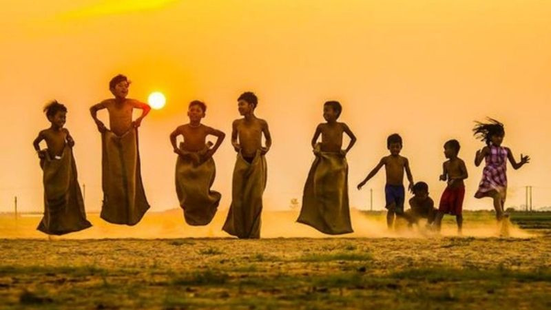 Trẻ em chơi nhảy bao bố ở làng quê