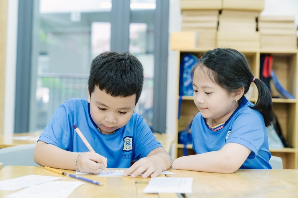 Trẻ tham gia lớp học thử tại trường song ngữ cấp tiểu học