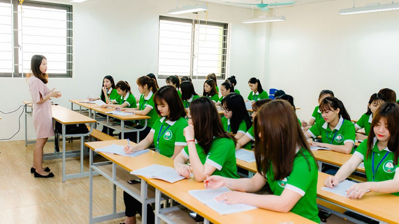 Trình độ chuyên môn cao đẳng nhấn mạnh thực hành và ứng dụng kiến thức