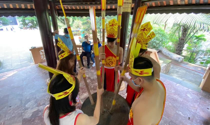 Trống đồng Đông Sơn đặt trang trọng trong lễ hội Giỗ tổ