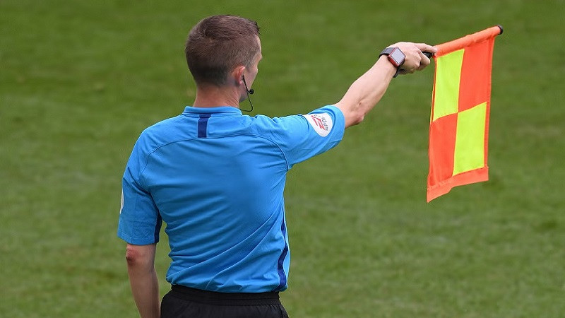 Trọng tài biên căng cờ báo hiệu lỗi việt vị trong một trận đấu bóng đá
